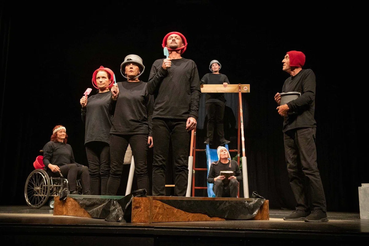 V Vuzenico prihaja nagrajena predstava "Žabe, kratka zgodovina nečesa"