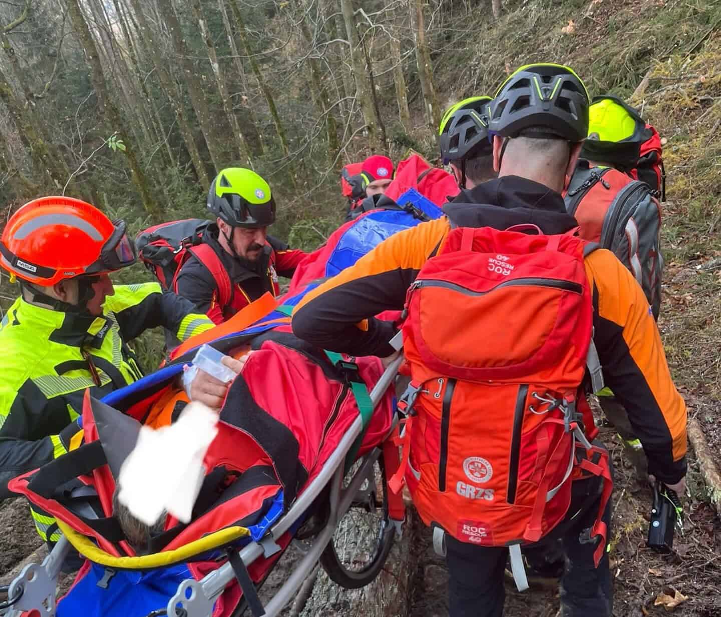 Na območju Črne se je pri delu huje poškodoval delavec