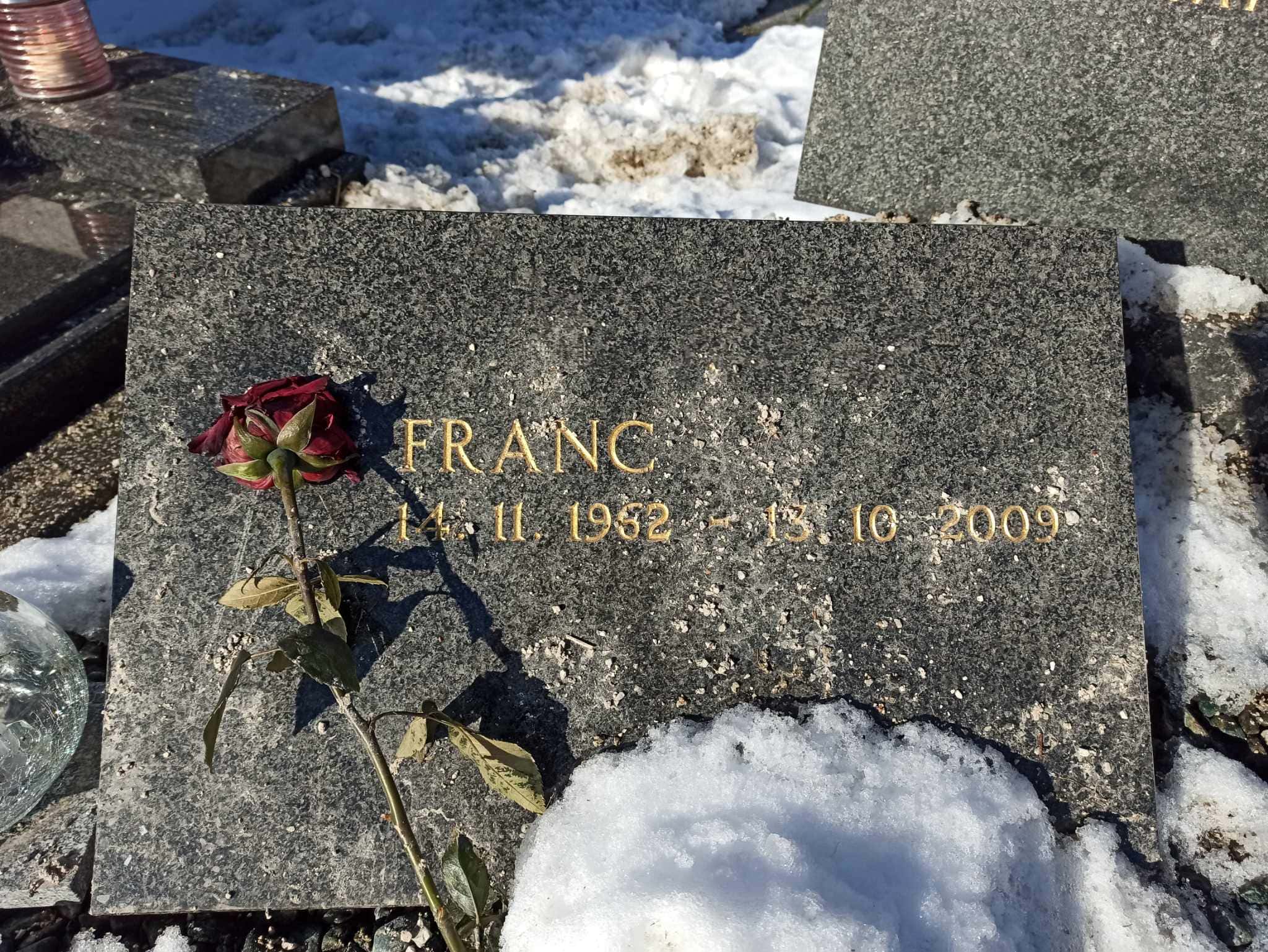 FOTO: Kaj se dogaja z grobovi na pokopališču Barbara? Iz JKP LOG odgovarjajo