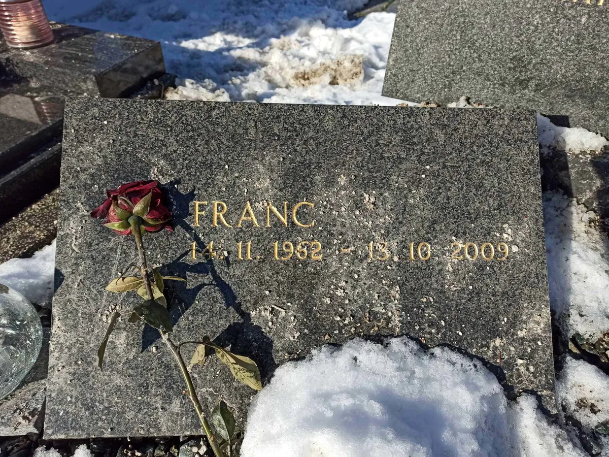 FOTO: Kaj se dogaja z grobovi na pokopališču Barbara? Iz JKP LOG odgovarjajo