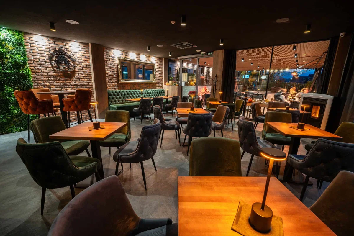 Prenovljena Kavarnica NamaNova vas nocoj vabi na nepozaben večer z Dunjo