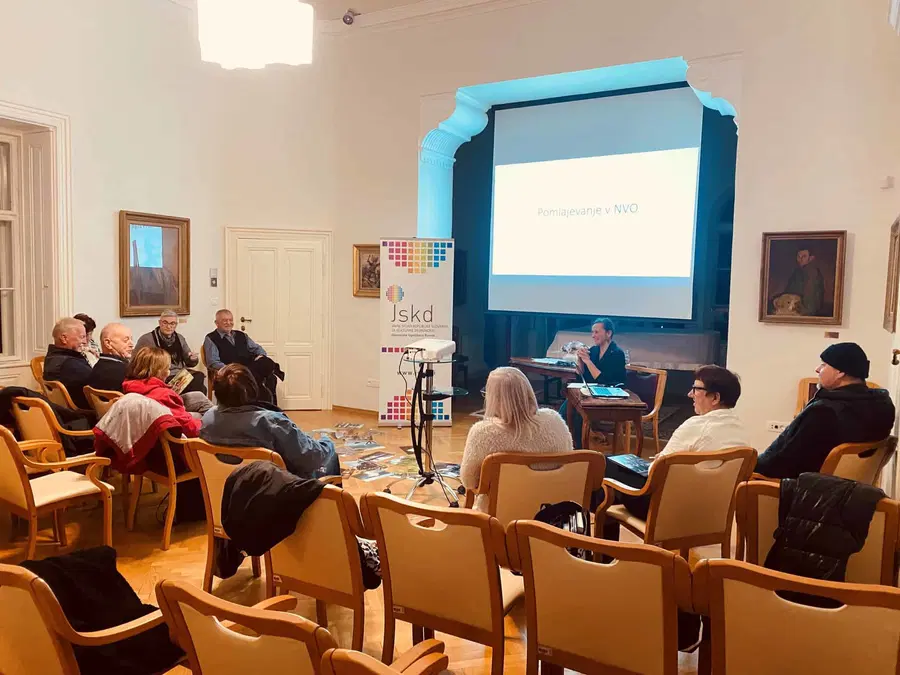 Na delavnici ''Pomlajevanje društev'' so se na Ravnah srečali člani različnih društev