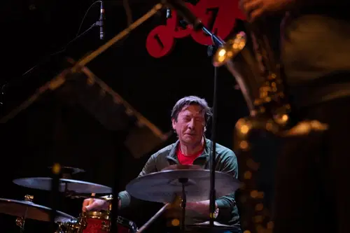 Za pogumen zaključek leta bo v okviru abonmaja Jazz Ravne poskrbel Zlatko Kaučič