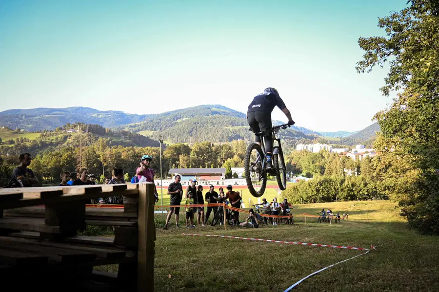 Na Ravnah bodo gostili Downhill tekmo, prijave so odprte