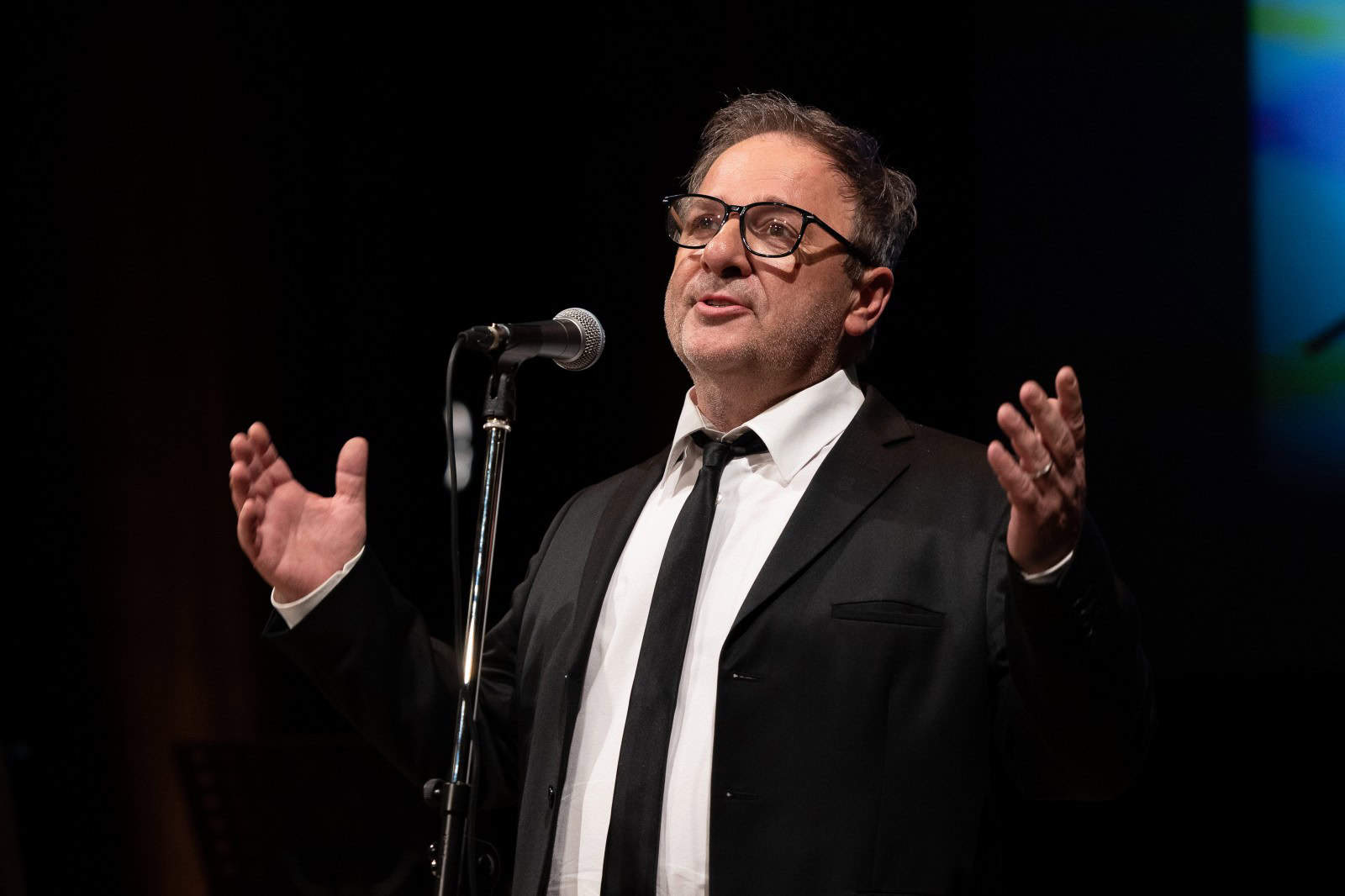 V Kotlje prihaja komedija, ki razkriva vse o odnosih, ljubezni in "položnem" življenju:  Erotika po Emeršiču