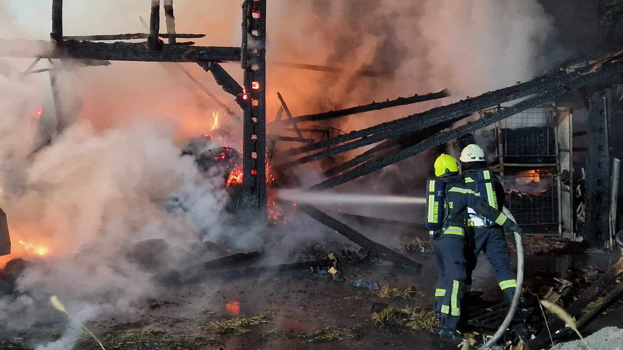 Požar v celoti uničil kozolec in kmetijsko mehanizacijo, pri gašenju štiri osebe poškodovane