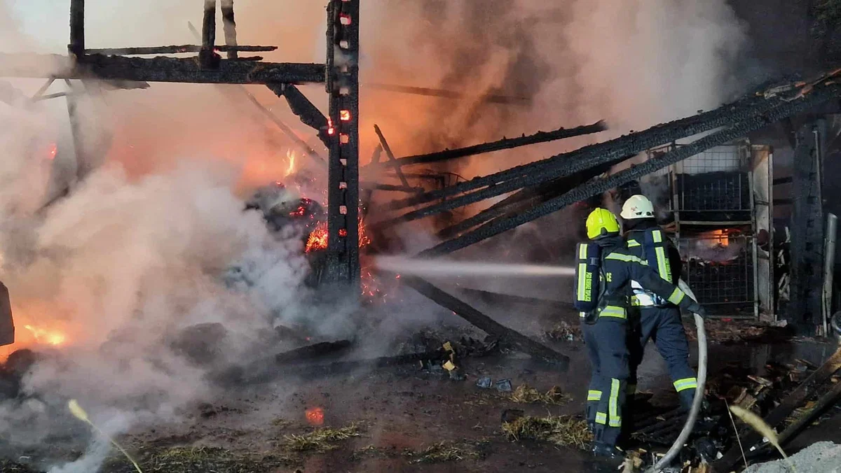 Požar v celoti uničil kozolec in kmetijsko mehanizacijo, pri gašenju štiri osebe poškodovane