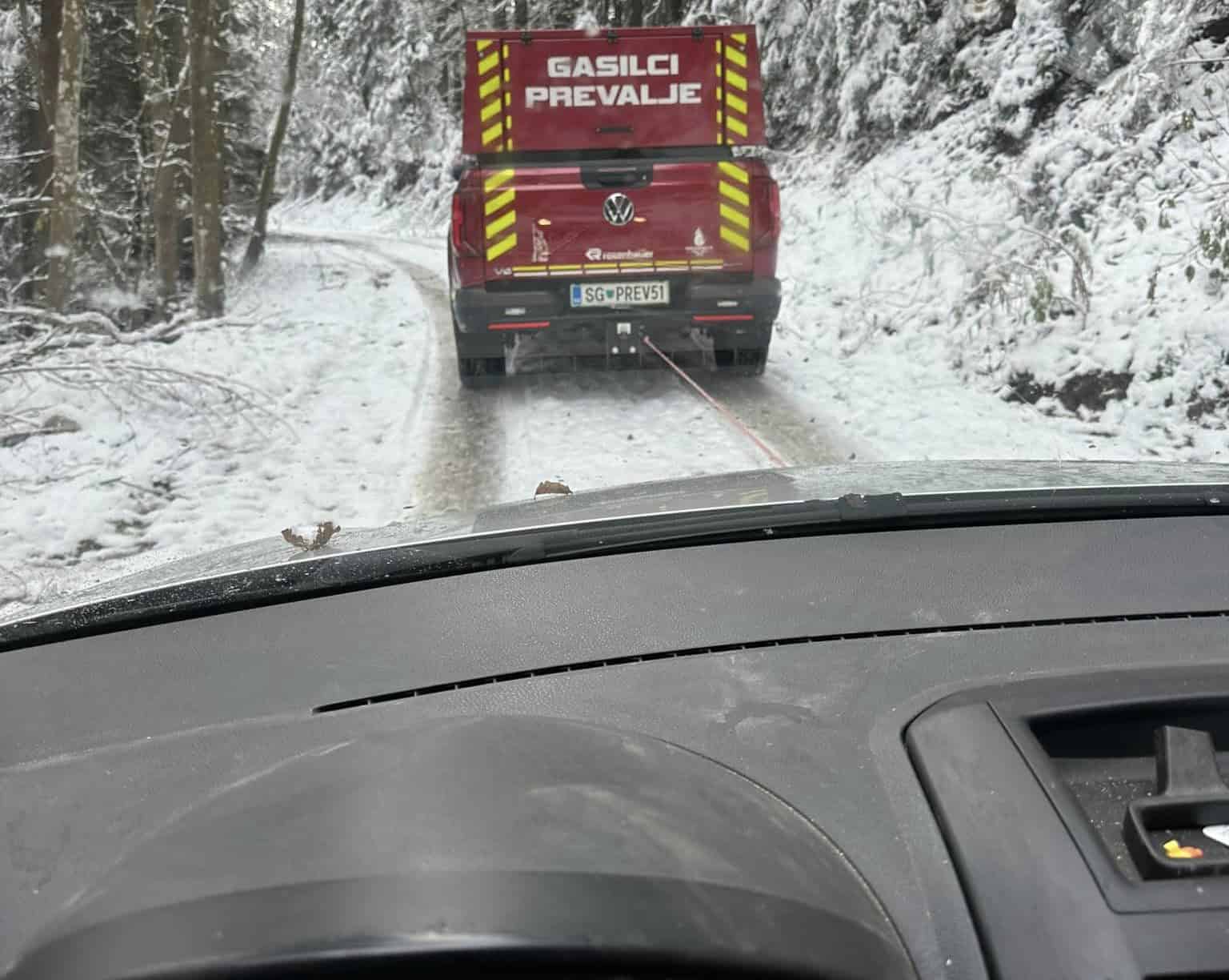 Prevaljski gasilci pomagali vozniku na ledeni poti