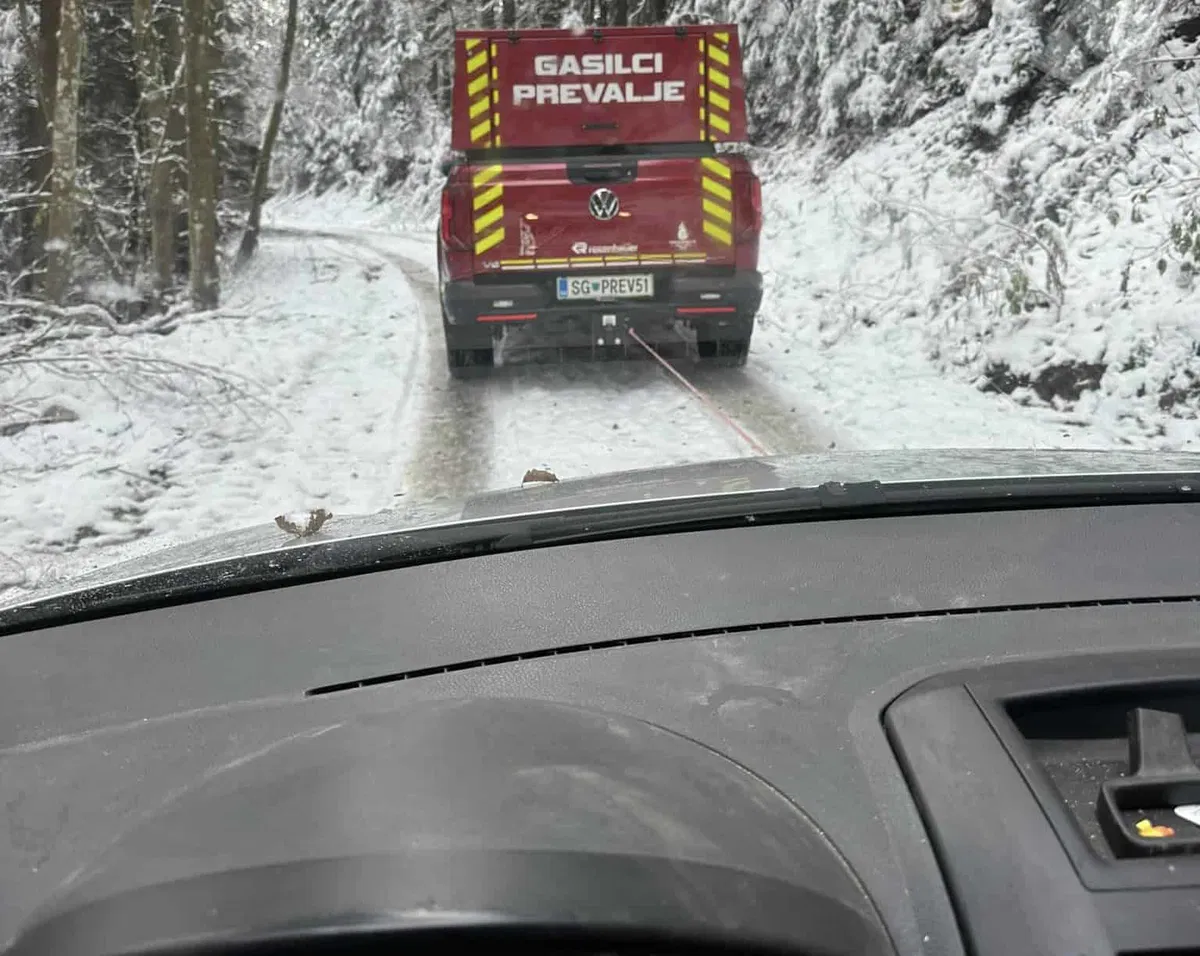 Prevaljski gasilci pomagali vozniku na ledeni poti