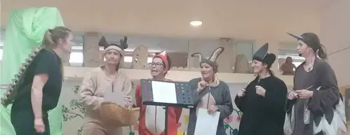 Danes bodo v Strojnski reki zaigrali lutkovno predstavo Kdo tako grdo poje