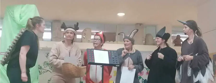 Danes bodo v Strojnski reki zaigrali lutkovno predstavo Kdo tako grdo poje