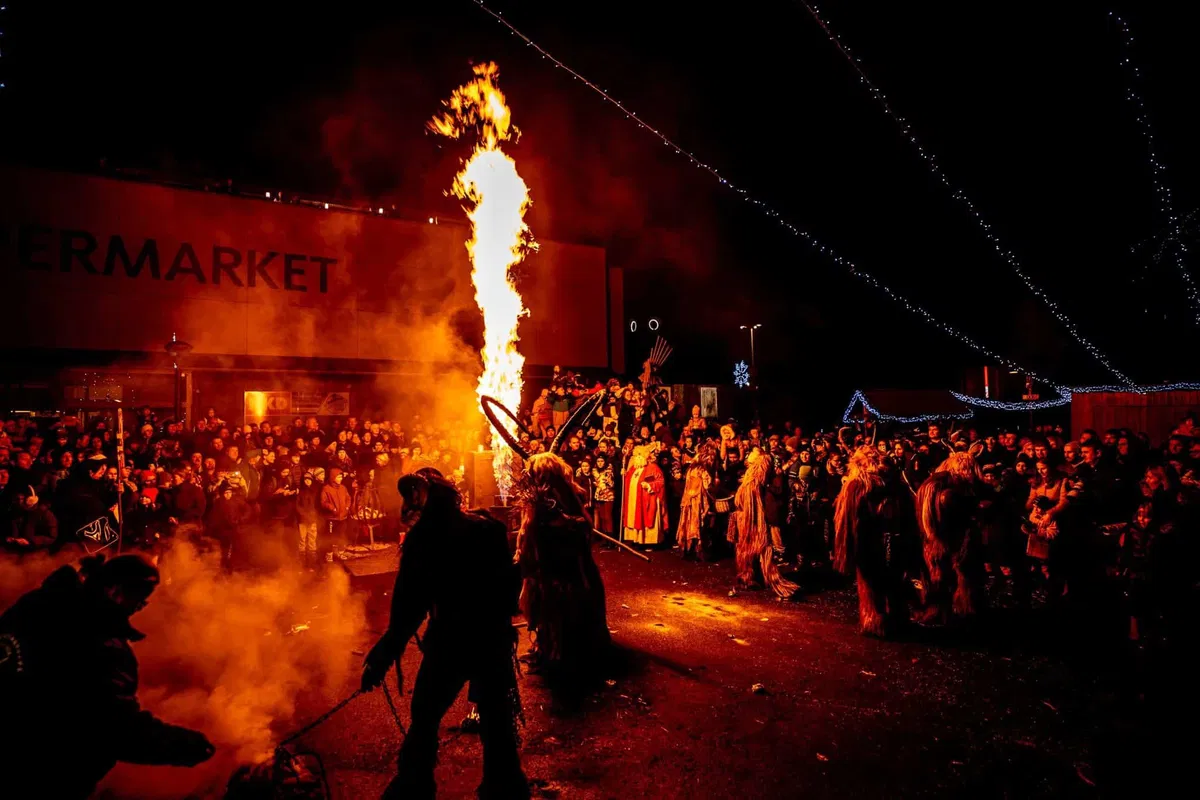 Jutri bodo na Ravnah s prižigom lučk in ognjeno predstavo Krampusov zakorakali v čarobni december