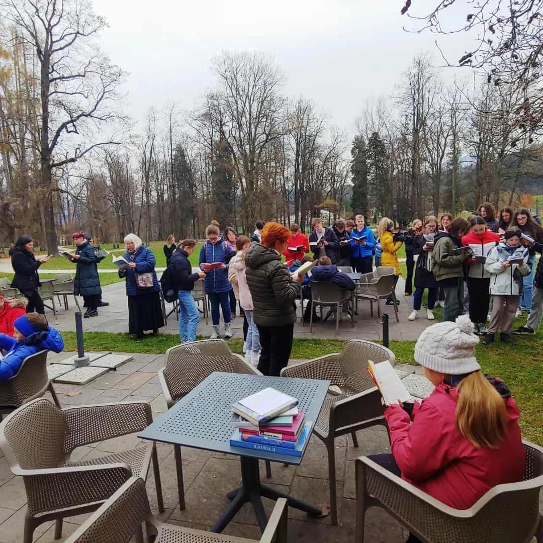 Knjižničarski Flash mob poskrbel za prebiranje knjig v Grajskem parku