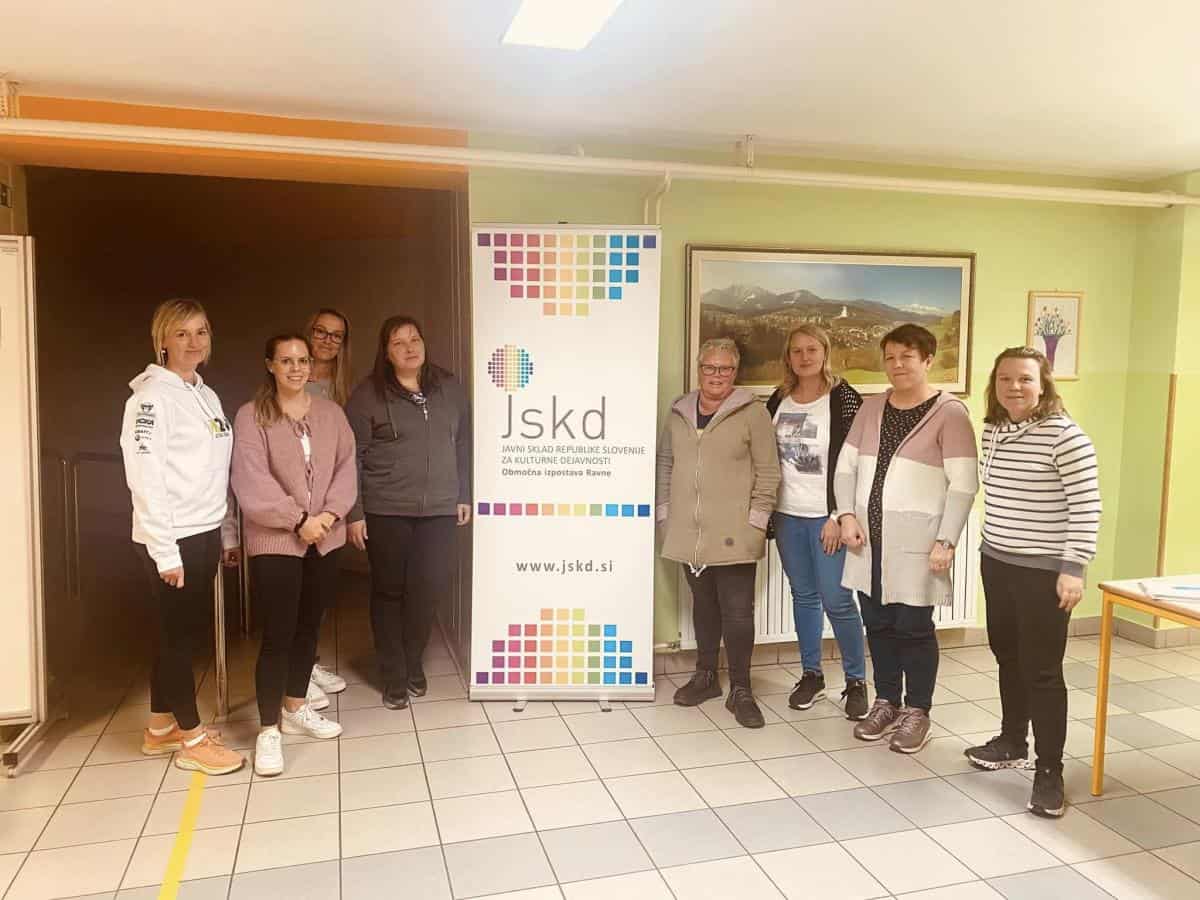 Na Ravnah so na delavnici novo znanje nabirale  mentorice osnovnošolskih gledaliških skupin