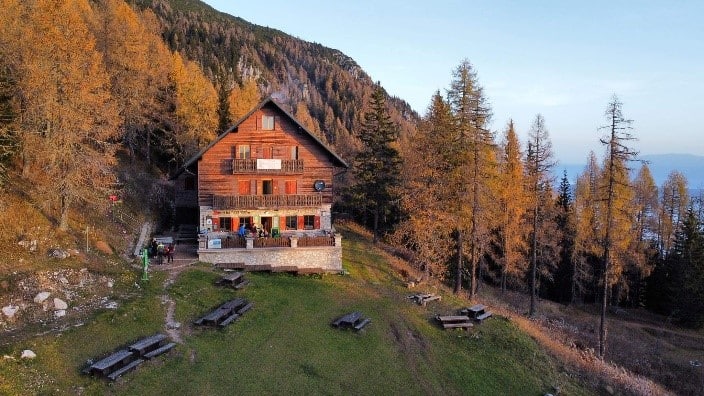 Bi postali oskrbnik planinske koče? Na Domu na Peci iščejo oskrbnike za sezono 2026