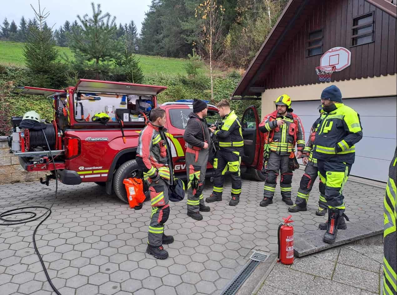 FOTO: Zelo pestro jutro za Prevaljske gasilce z reševanjem muce, požarom in nujno helikoptersko pomočjo