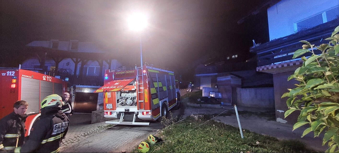 Ravenski gasilci posredovali pri požaru na Stražišču (FOTO)