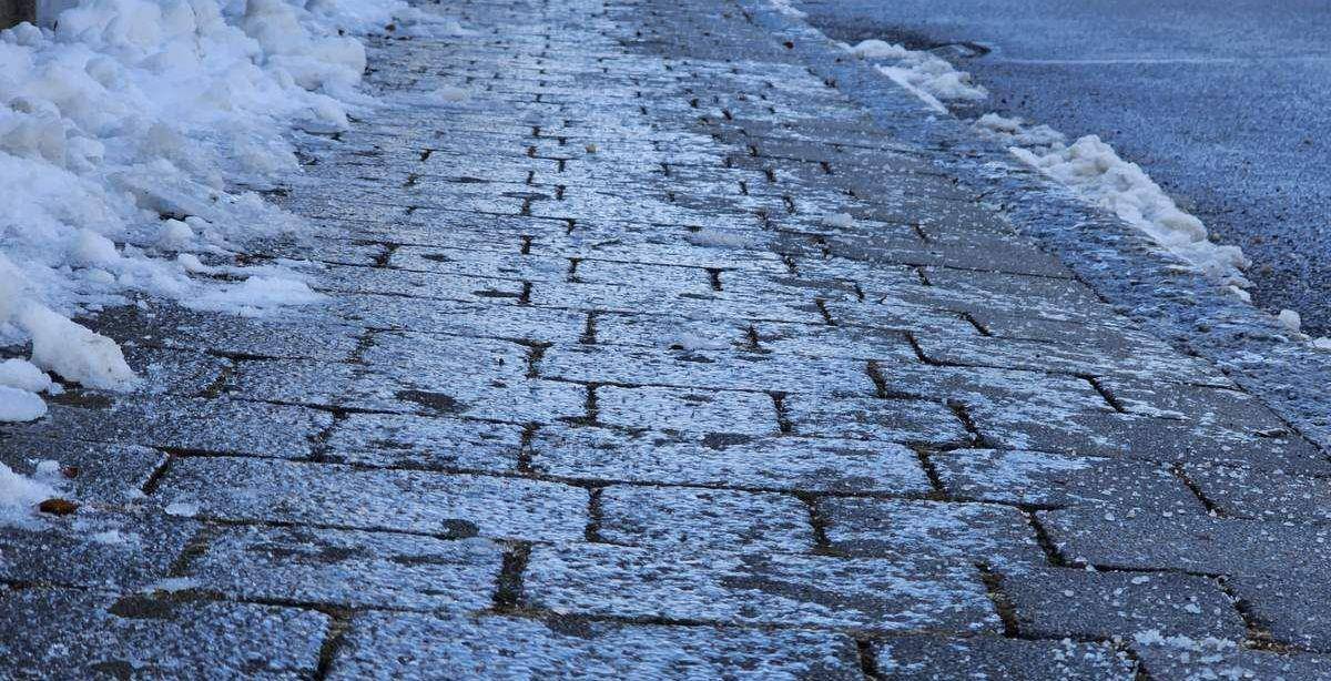 Previdno po poteh in pločnikih, saj so poledeneli