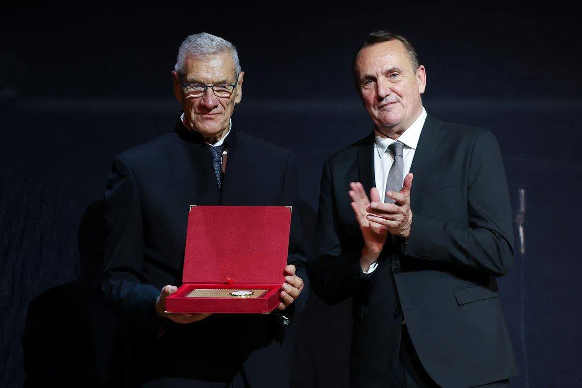 Ob praznovanju 100-obletnice slovenske odbojke, posebno priznanje v roke Ravenčanu Adolfu Urnautu