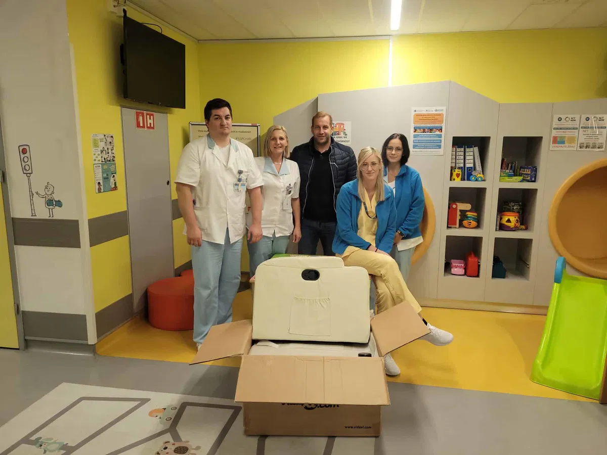 Nova pridobitev za pediatrijo SB Slovenj Gradec: Društvo Nasmeh na obraz podarilo stol za dojenje