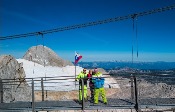Dejan Dogaja in skupina Skater predstavljajo videospota, v katerih sta se jim pridružila tudi Rok Marguč in Cene Prevc