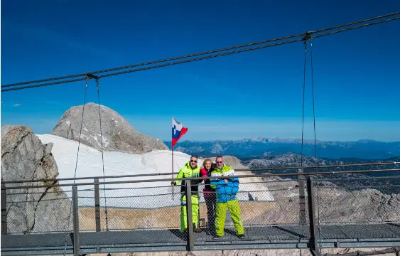 Dejan Dogaja in skupina Skater predstavljajo videospota, v katerih sta se jim pridružila tudi Rok Marguč in Cene Prevc