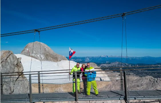 Dejan Dogaja in skupina Skater predstavljajo videospota, v katerih sta se jim pridružila tudi Rok Marguč in Cene Prevc