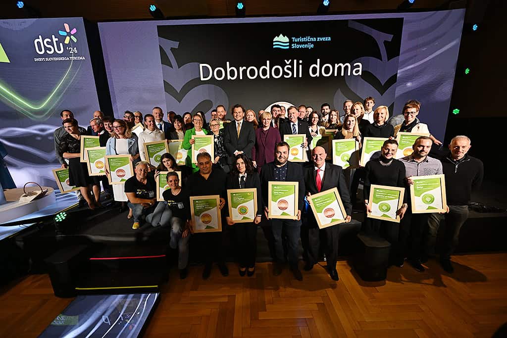 Turistična zveza Slovenije podelila bronasti znak gostoljubnosti Črni na Koroškem in Slovenj Gradcu (FOTO)