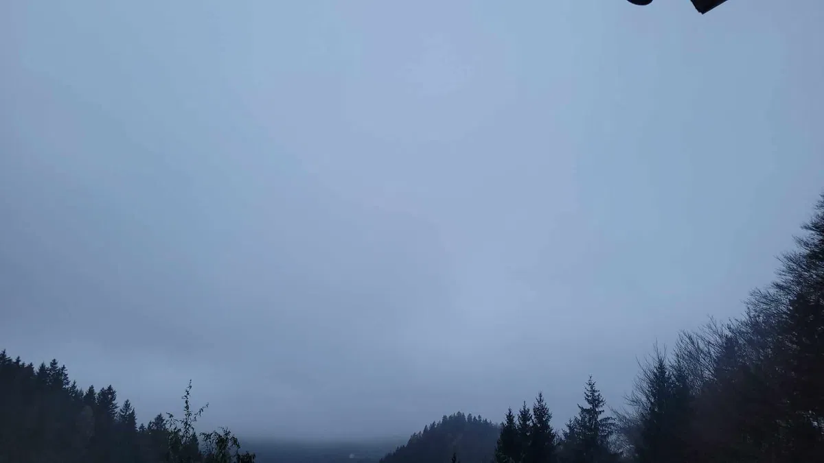 Sončno z jutranjo meglo po nižinah