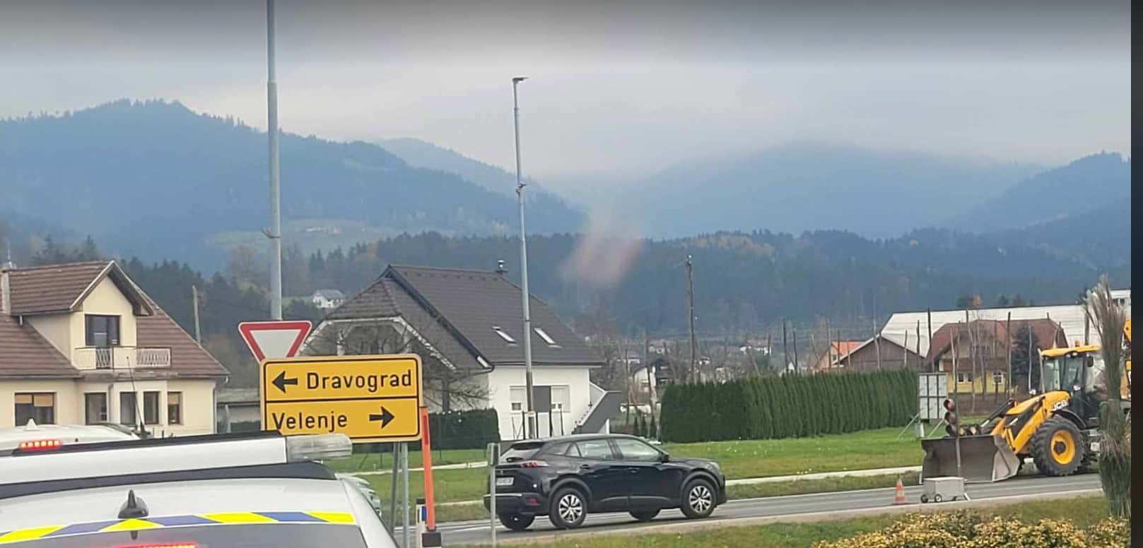 Oviran promet na cesti med Slovenj Gradcem in Mislinjo zaradi zemeljskih del