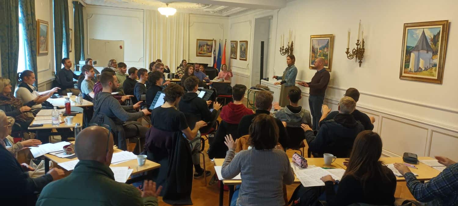 V Dvorcu Bukovje je potekal dirigentski seminar "Skrivni jezik rok", namenjen zborovodjem