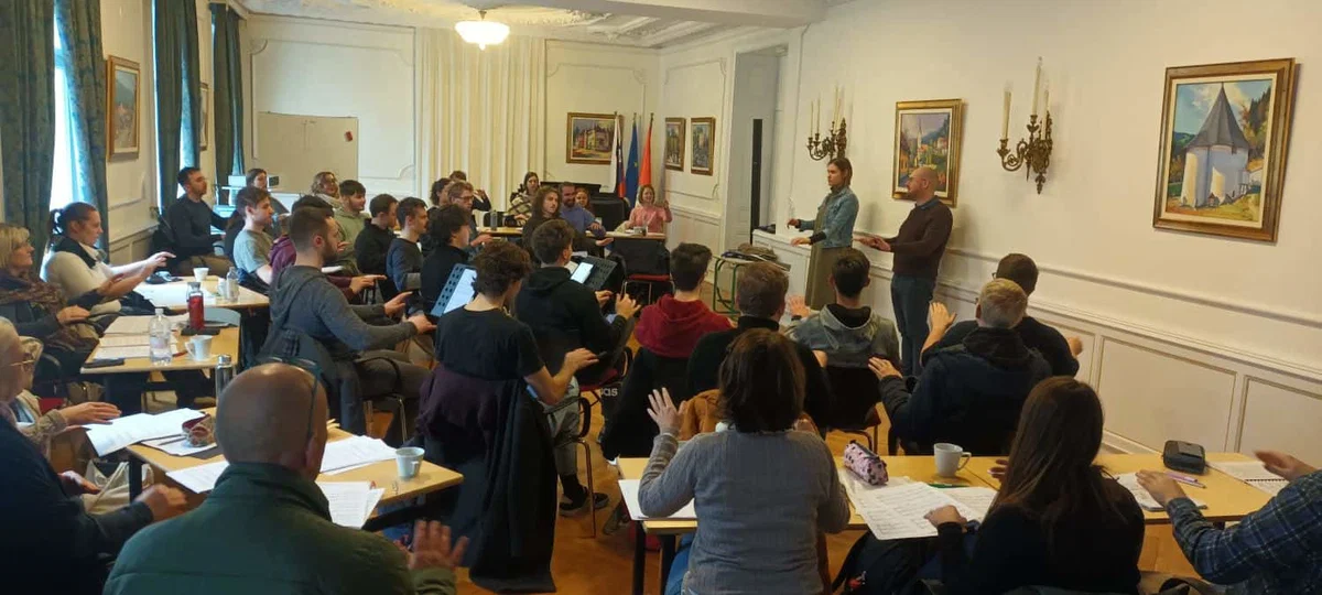 V Dvorcu Bukovje je potekal dirigentski seminar "Skrivni jezik rok", namenjen zborovodjem
