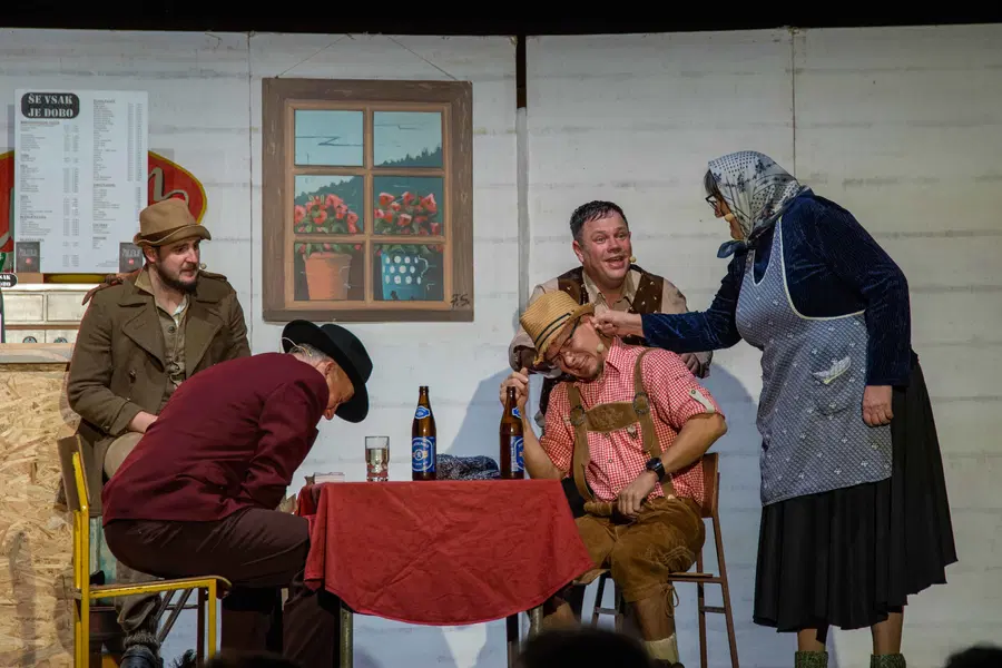 Kimperk teater ob koncu leta vabi na večer, poln smeha