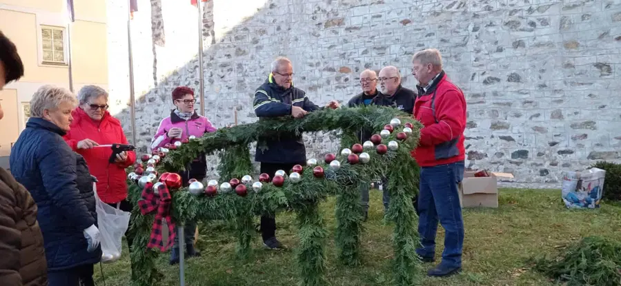 FOTO: Člani Turističnega društva Dravograd tudi letos izdelali velik adventni venec