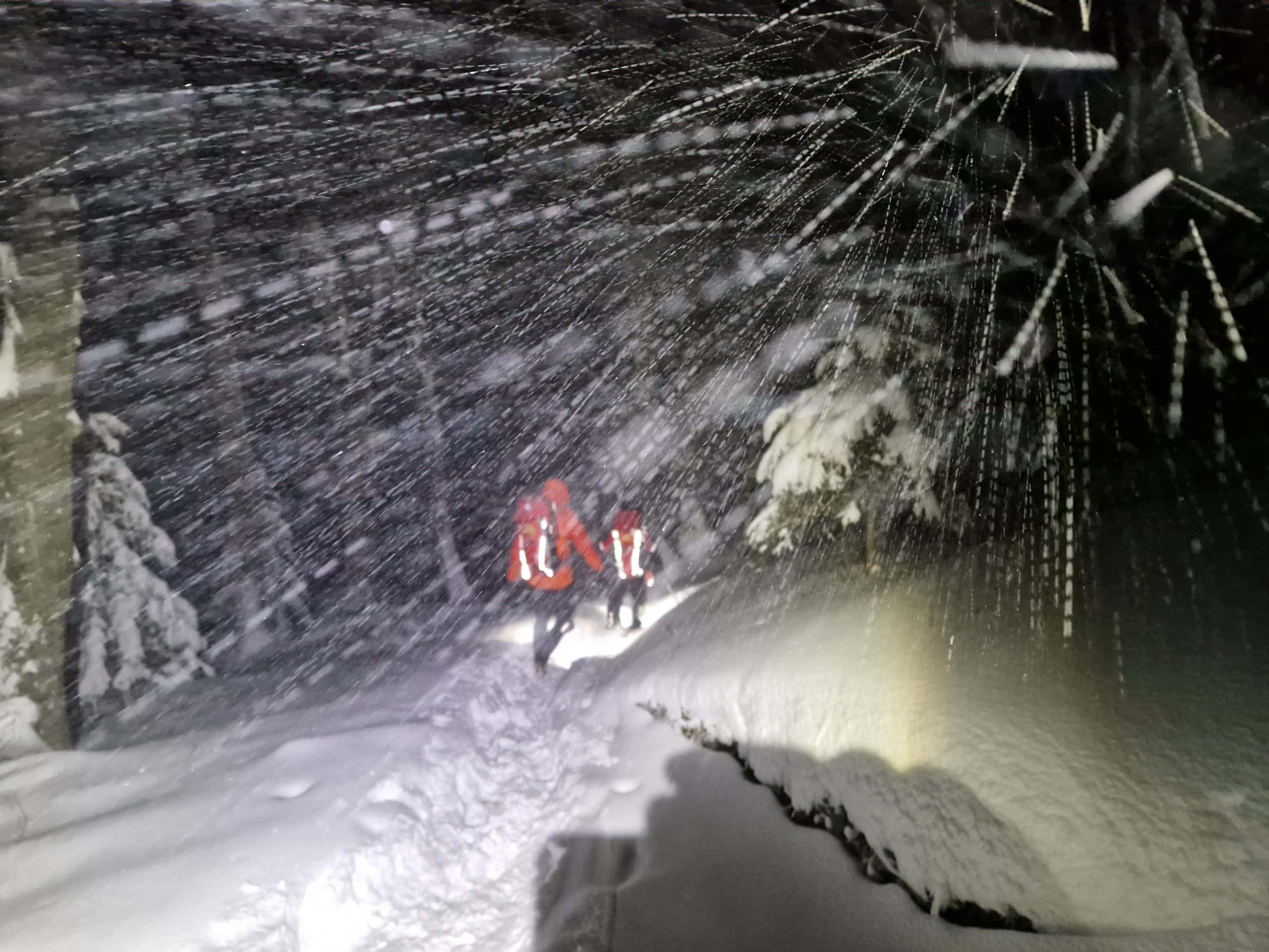 Gorski reševalci rešujejo planinca pri Kamniškem sedlu, vreme otežuje reševanje