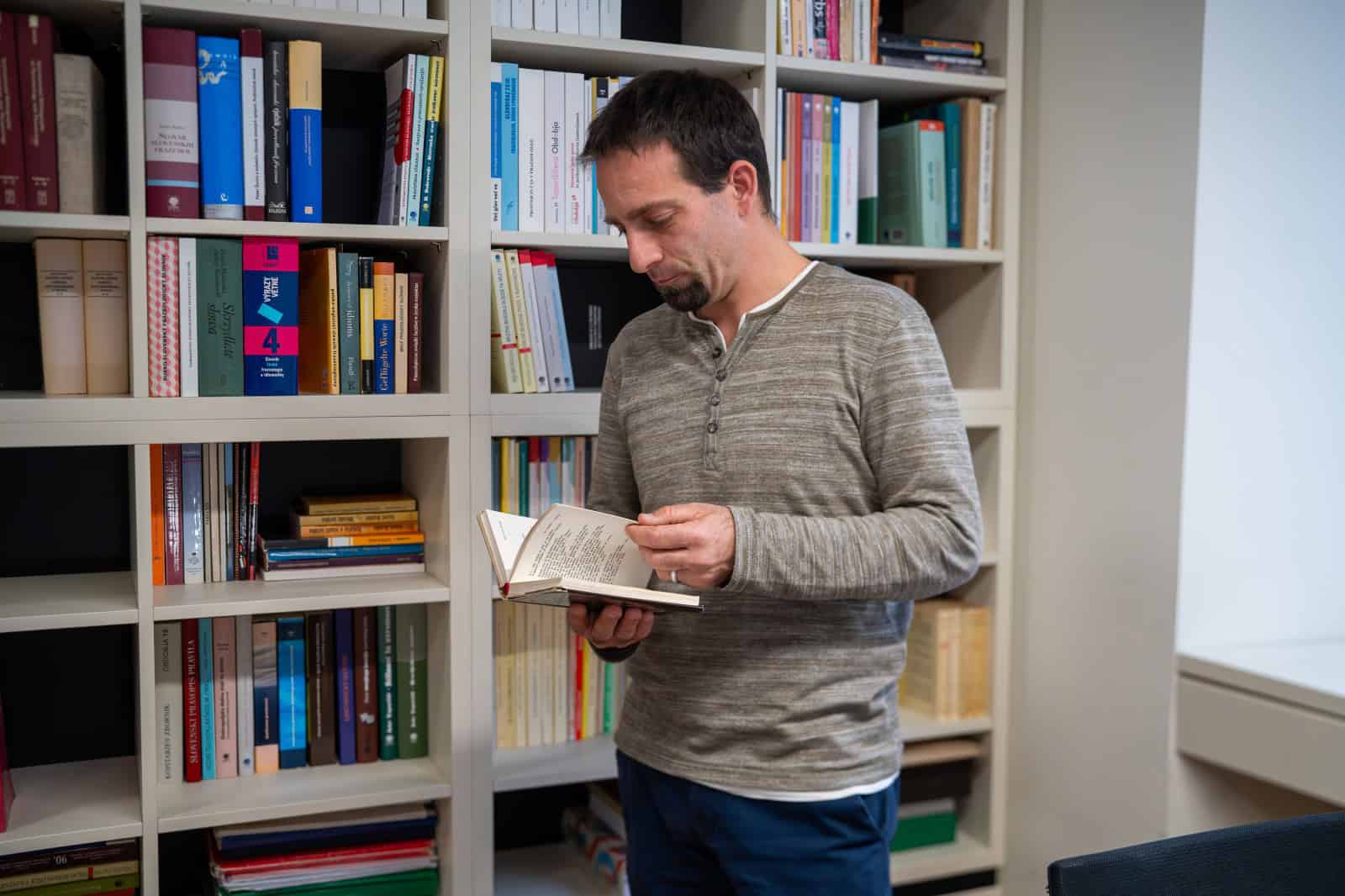 Med novostmi v slovarju pregovorov tudi "Od višine se zvrti" in "Lačen si ful drugačen"