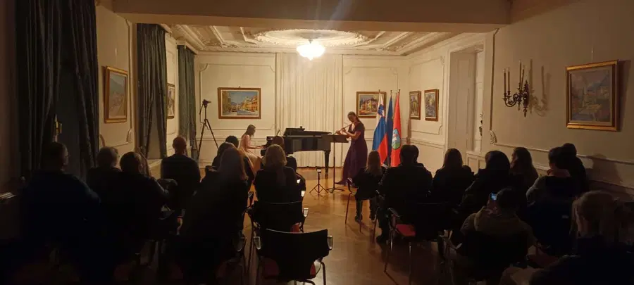 FOTO: V Dvorcu Bukovje se je odvil prazničen koncert Dua harmonix