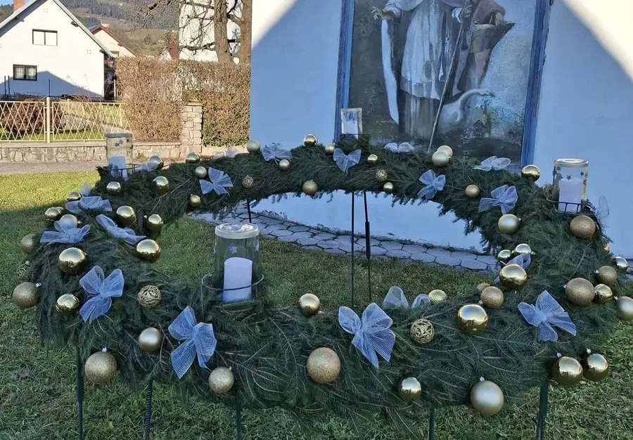 FOTO: Tudi v Šmartnem danes zagorela prva adventna sveča na venčku