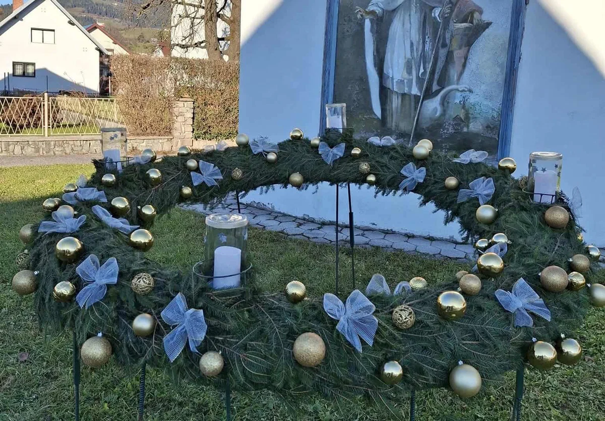 FOTO: Tudi v Šmartnem danes zagorela prva adventna sveča na venčku