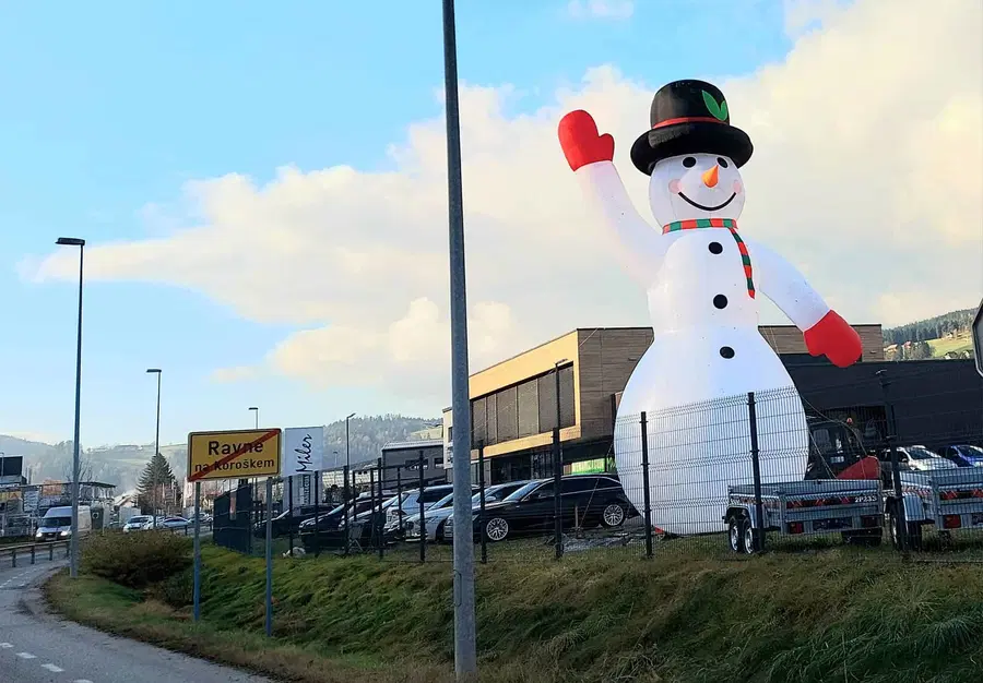 Snežak velikan kliče zimo na Koroško