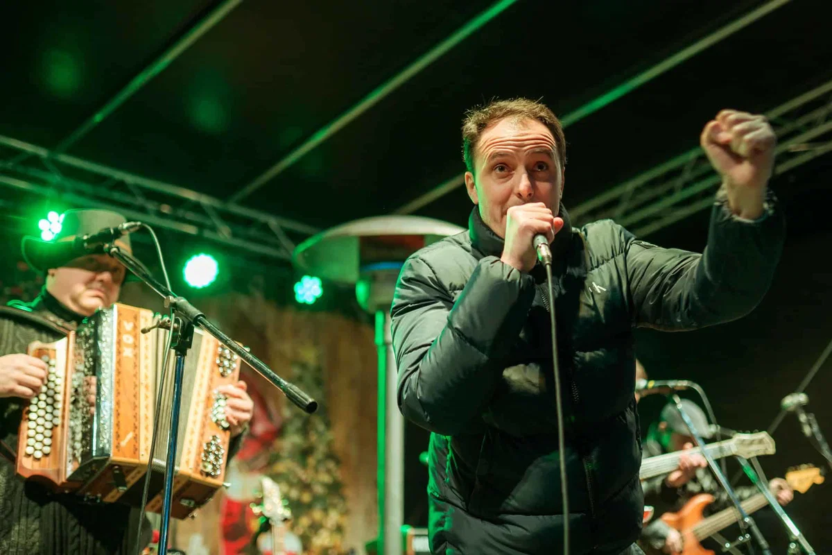 FOTO: Modrijani na Ravnah poskrbeli za noro decembrsko zabavo