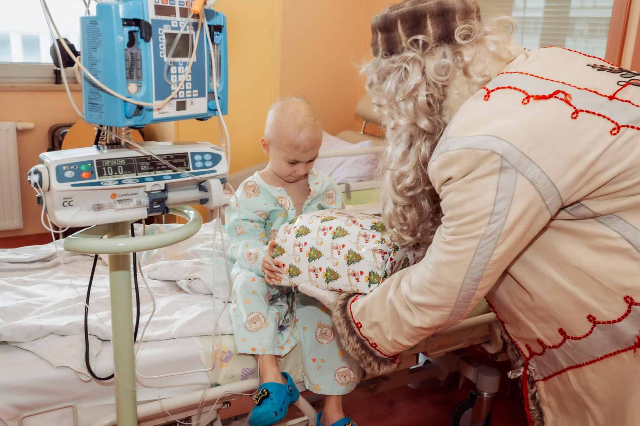 FOTO: Dedek Mraz razveselil junake 3. nadstropja Pediatrične klinike v Ljubljani