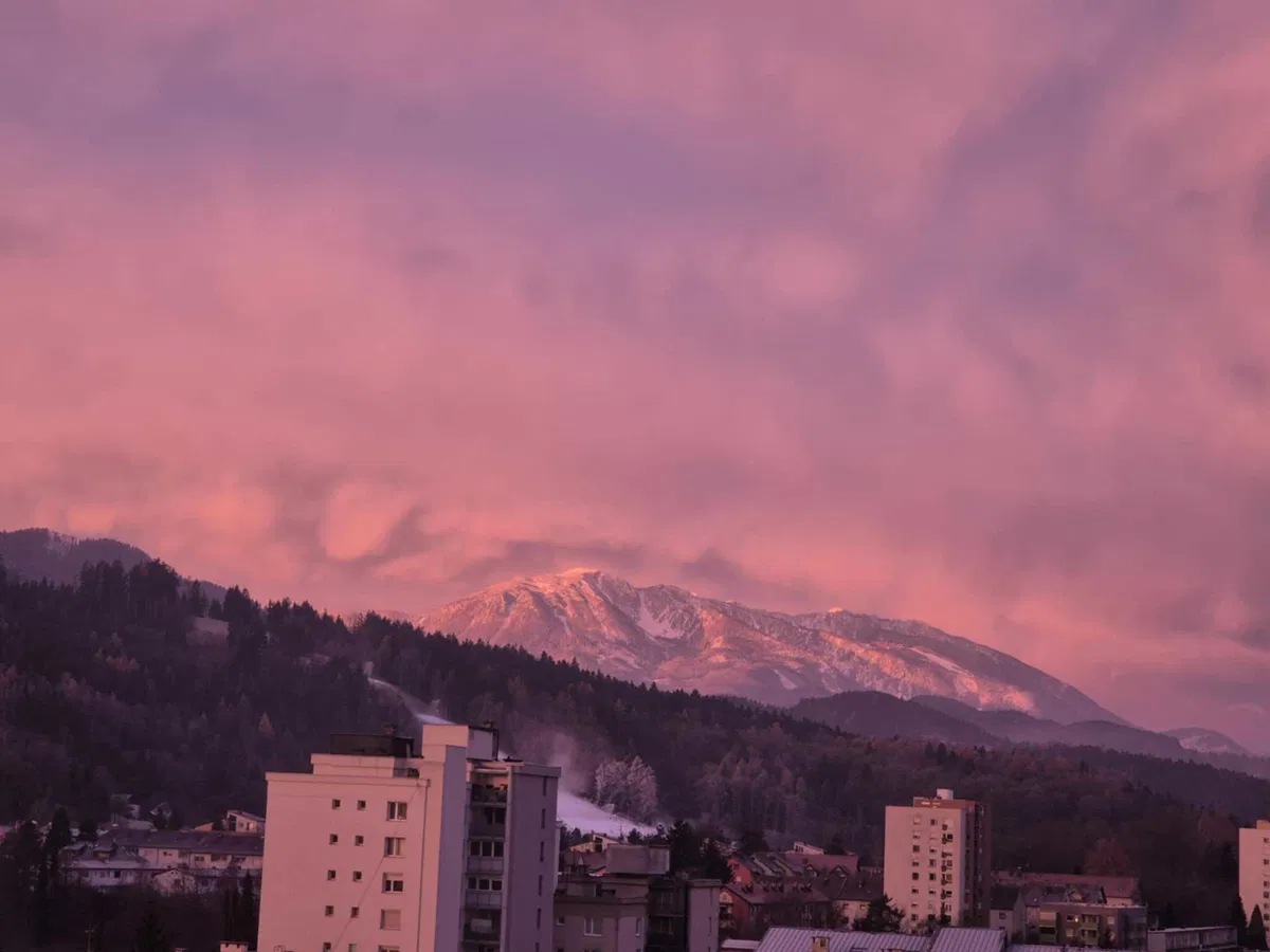 Čudovite barve oblile nebo na današnje decembrsko jutro (FOTO)