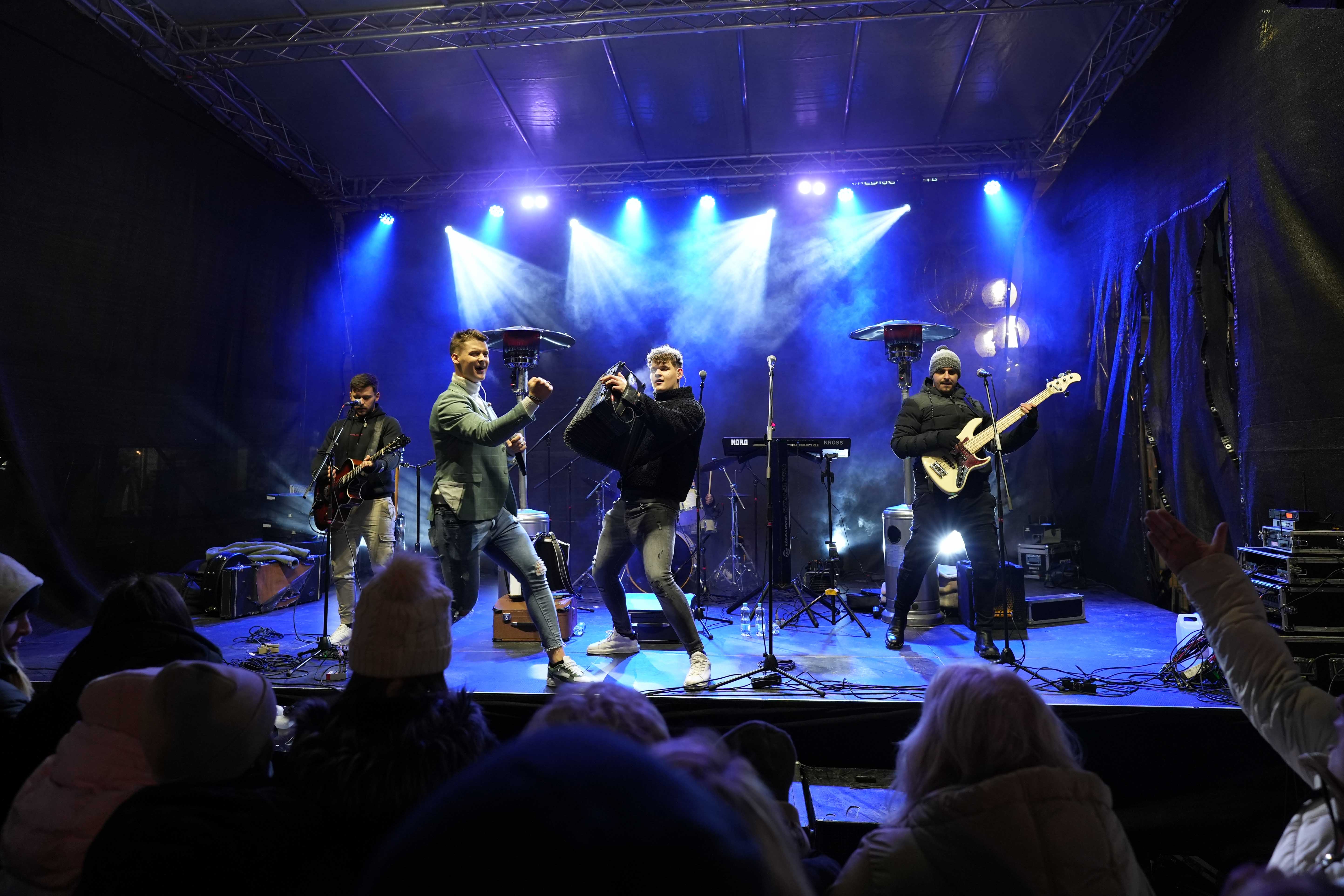 FOTO: Zabave željno množico v centru Slovenj Gradca ogreli Firbci