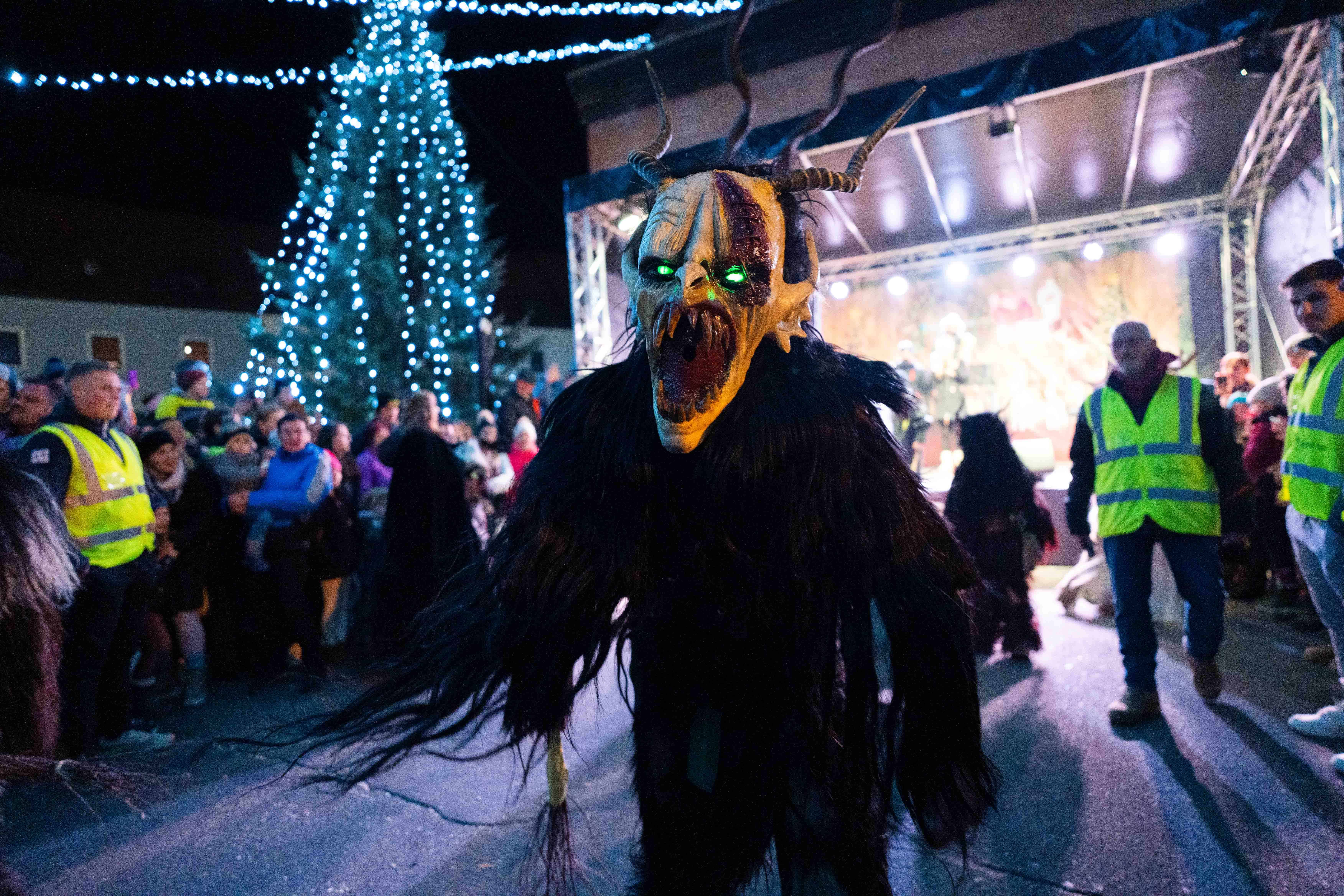 FOTO: Ogenj, lučke in glasba poskrbeli za spektakularen uvod v Čarobni december na Ravnah
