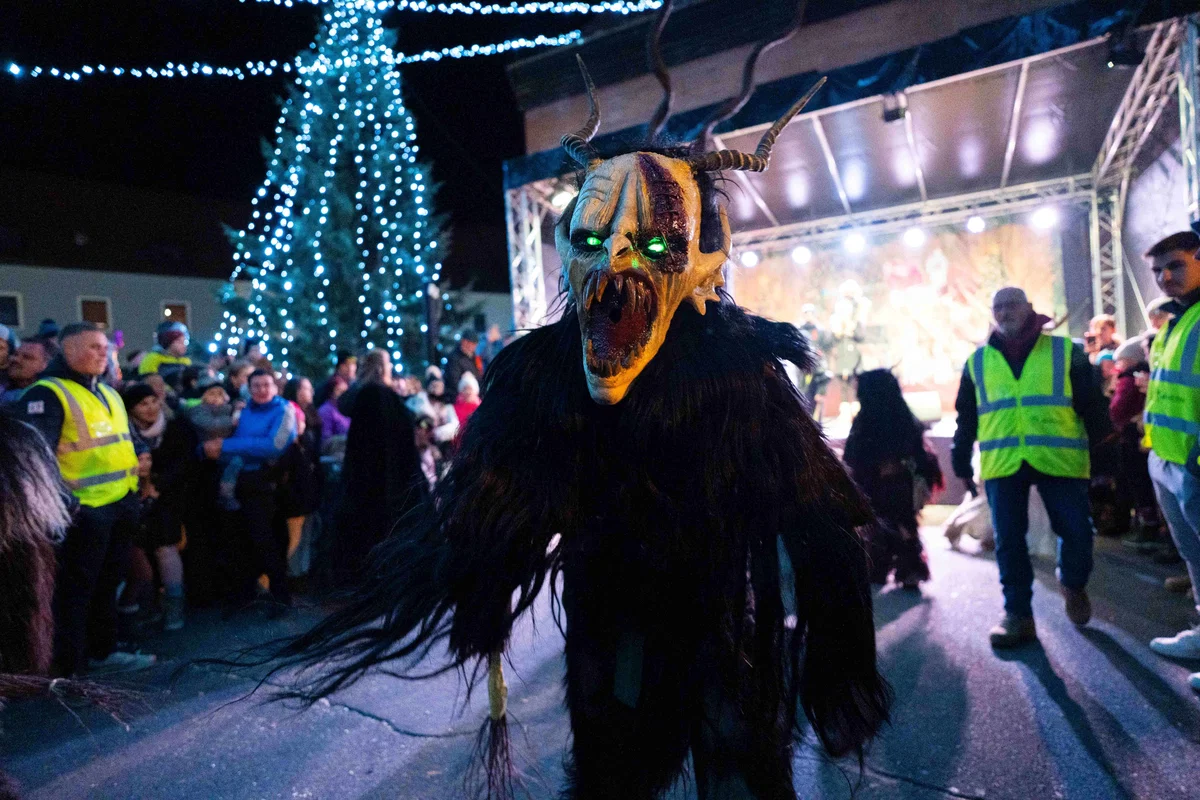 FOTO: Ogenj, lučke in glasba poskrbeli za spektakularen uvod v Čarobni december na Ravnah