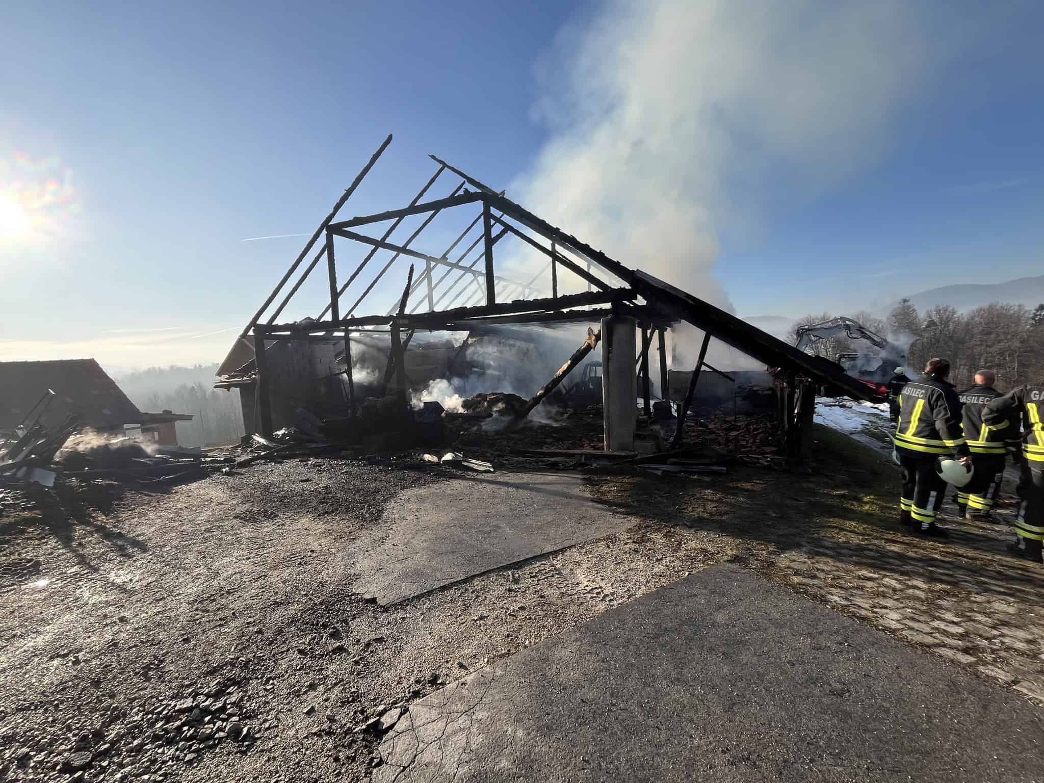 V včerajšnjem požaru v Spodnjem Grušovju sta bila v celoti uničena dva objekta, prosijo za pomoč