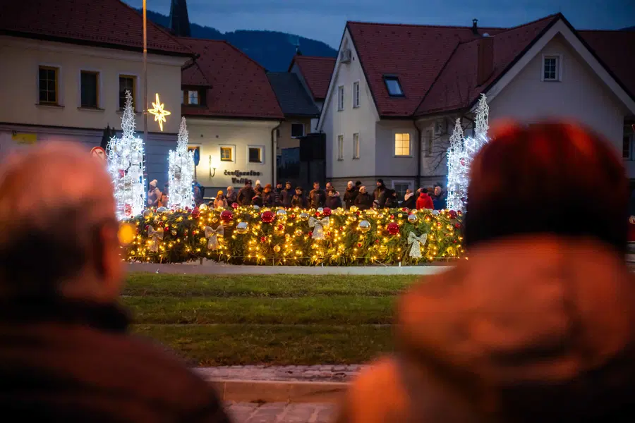 FOTO: Na adventnem vencu v Slovenj Gradcu prižgali prvo svečko