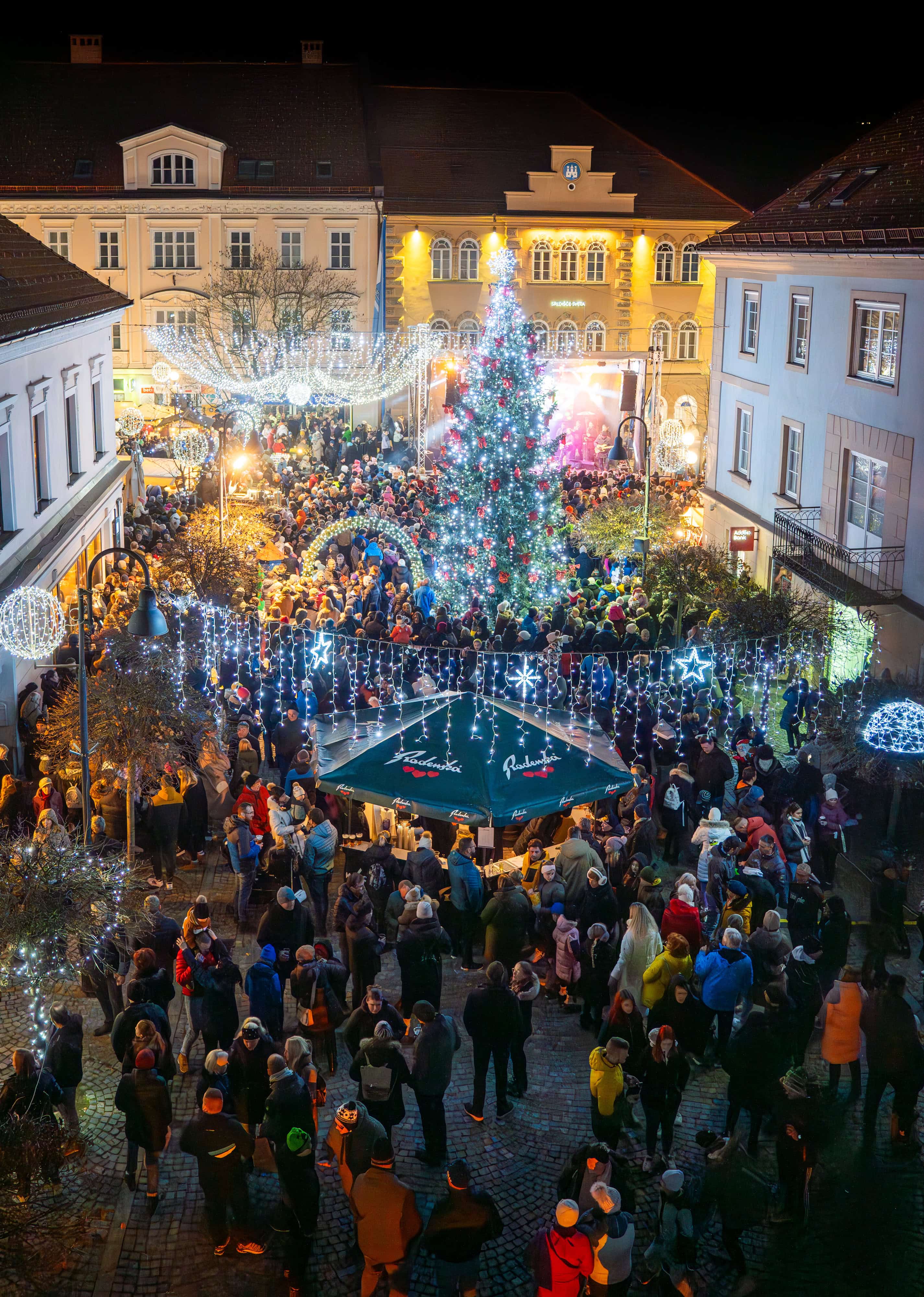 FOTO: Slovenj Gradec zasijal v soju novoletnih lučk