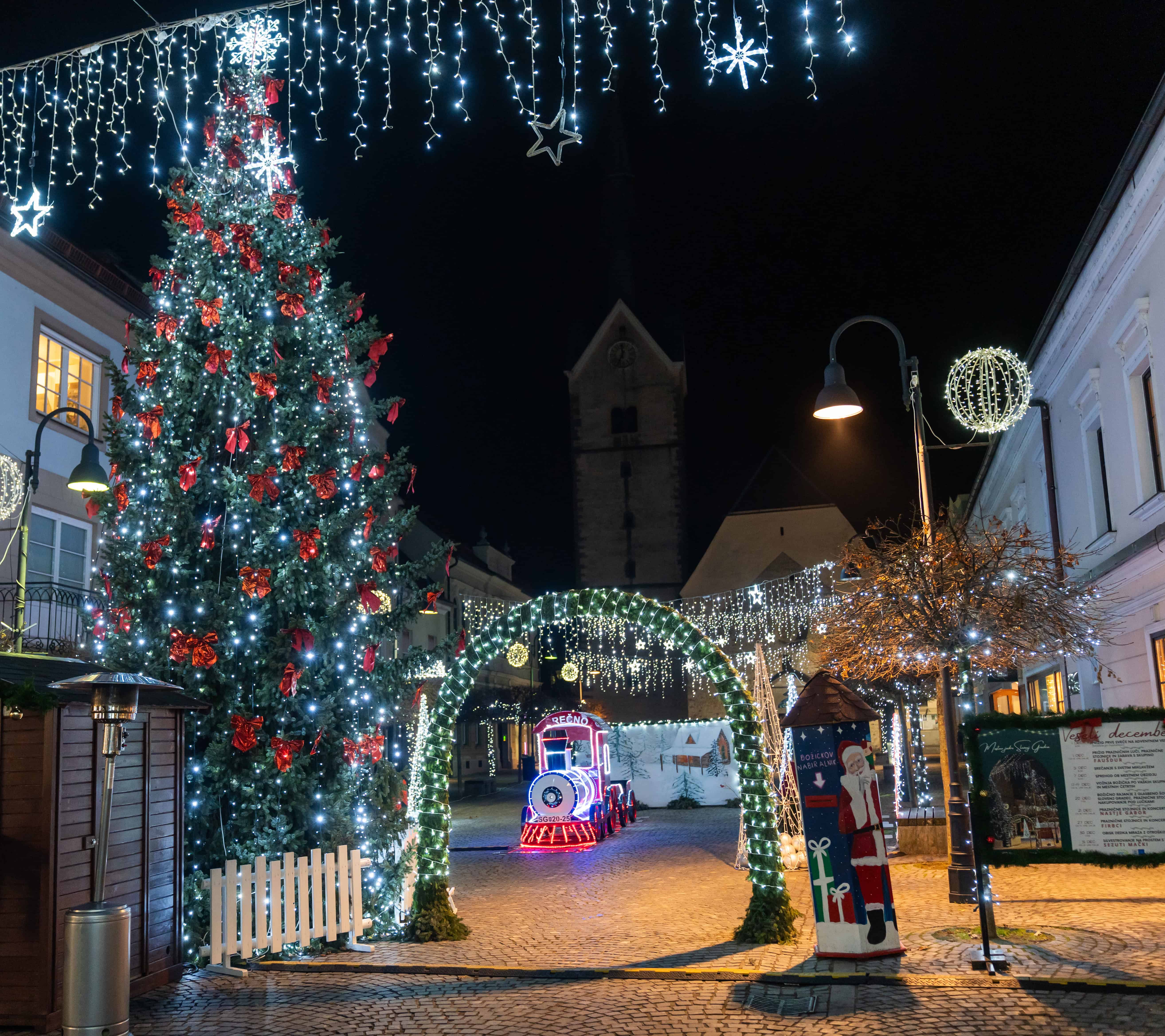Božična vas v Slovenj Gradcu znova razveseljuje mimoidoče (FOTO)